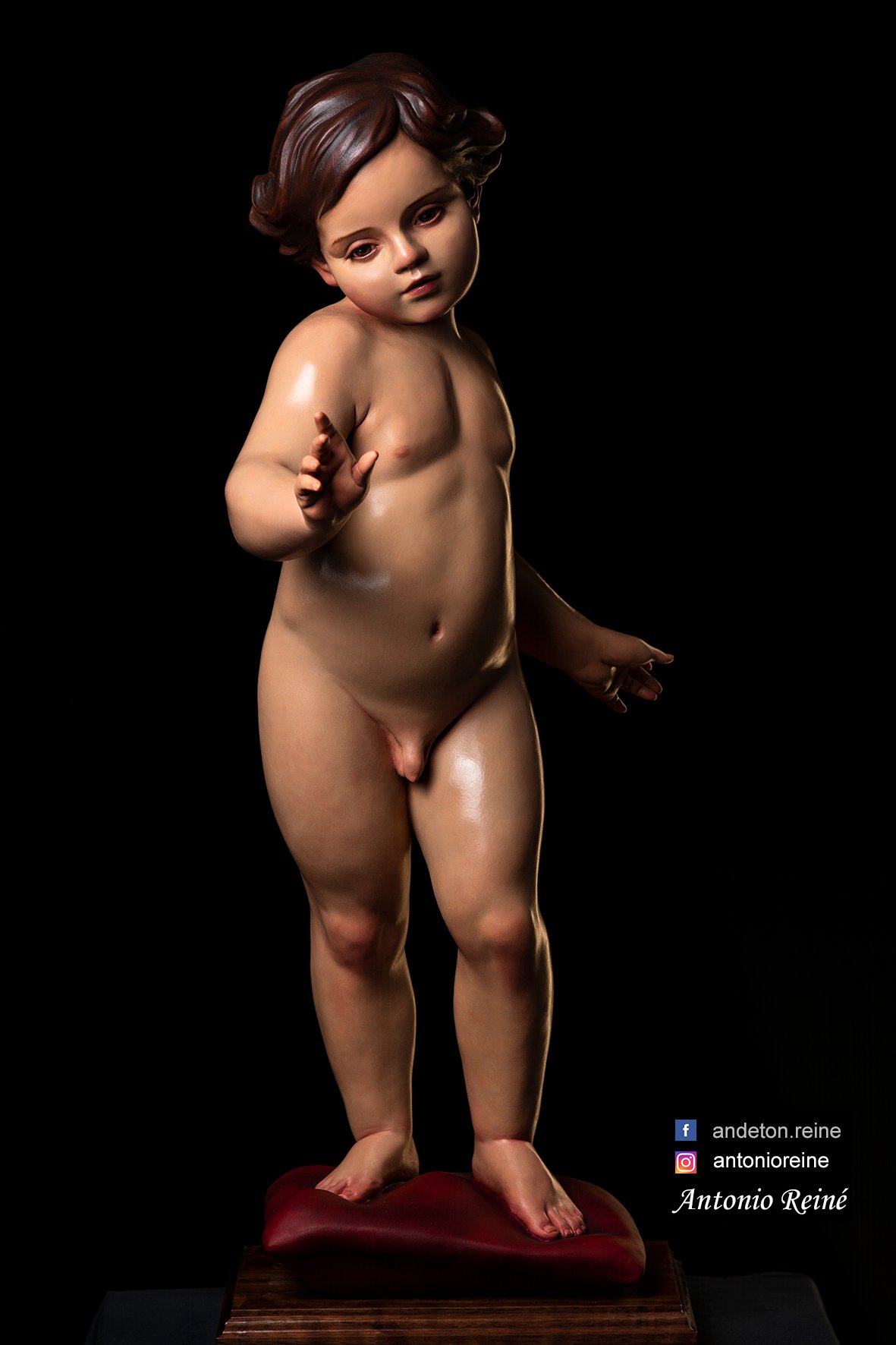 Niño Jesús sculpture, full view