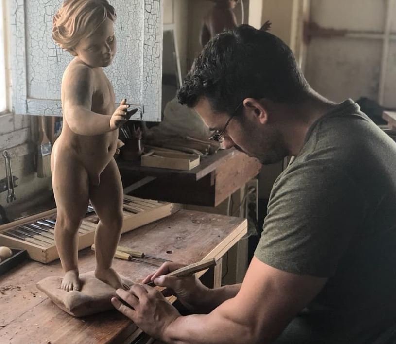 Antonio Reiné working in his studio